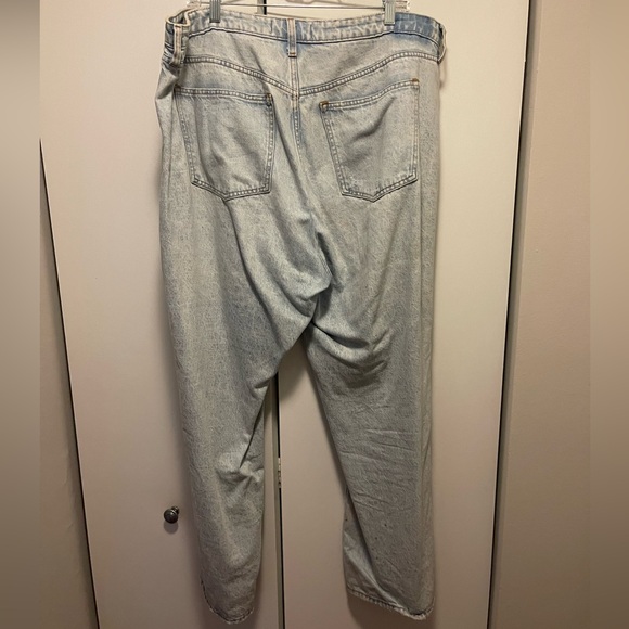 Abercrombie & Fitch Curve Love High Rise The Loose Jean - light wash - Picture 4 of 4